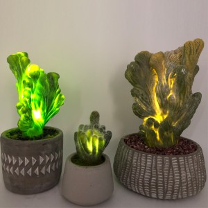 LED-keinotekoinen kaktus koristeellisessa lasiruukussa, mehikasvi sisustus